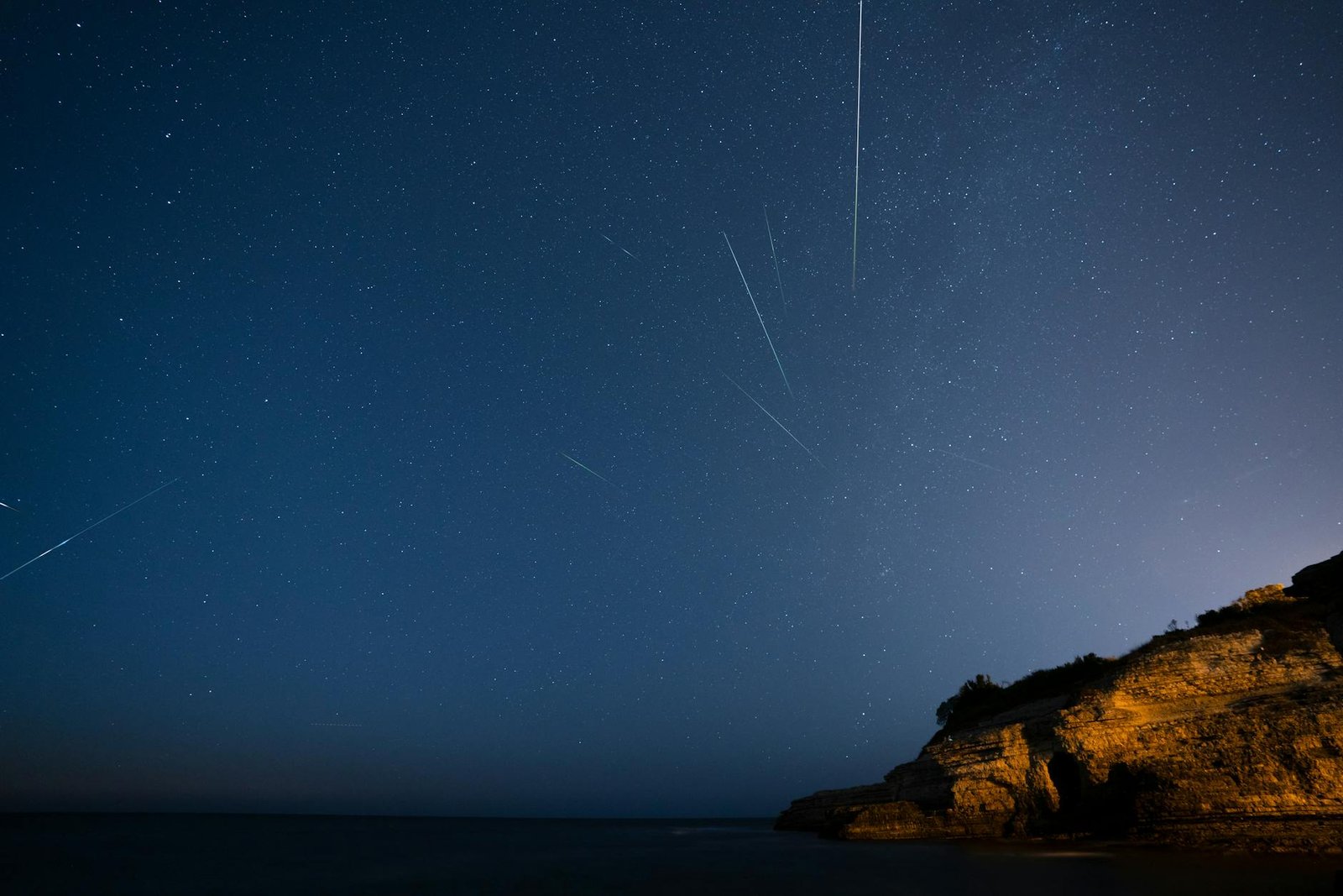 Meteor Showers 2026: Complete Viewing Guide for the Year’s Best Celestial Fireworks